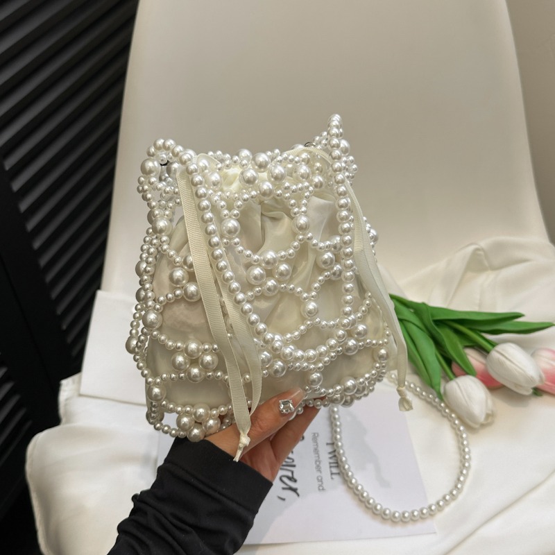 Luxury Bags On Sales - Weiße, mit Perlen verzierte Eimer-Schulter- und